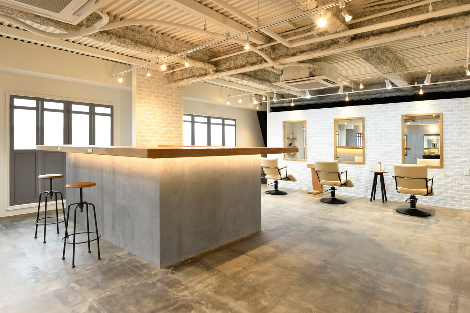 AKALA HAIR 甲子園店